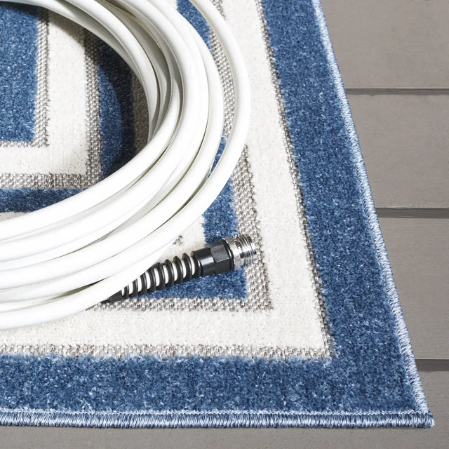 Safavieh Cabana 4'-5" x 6'-5" Rug in Light Blue / Ivory