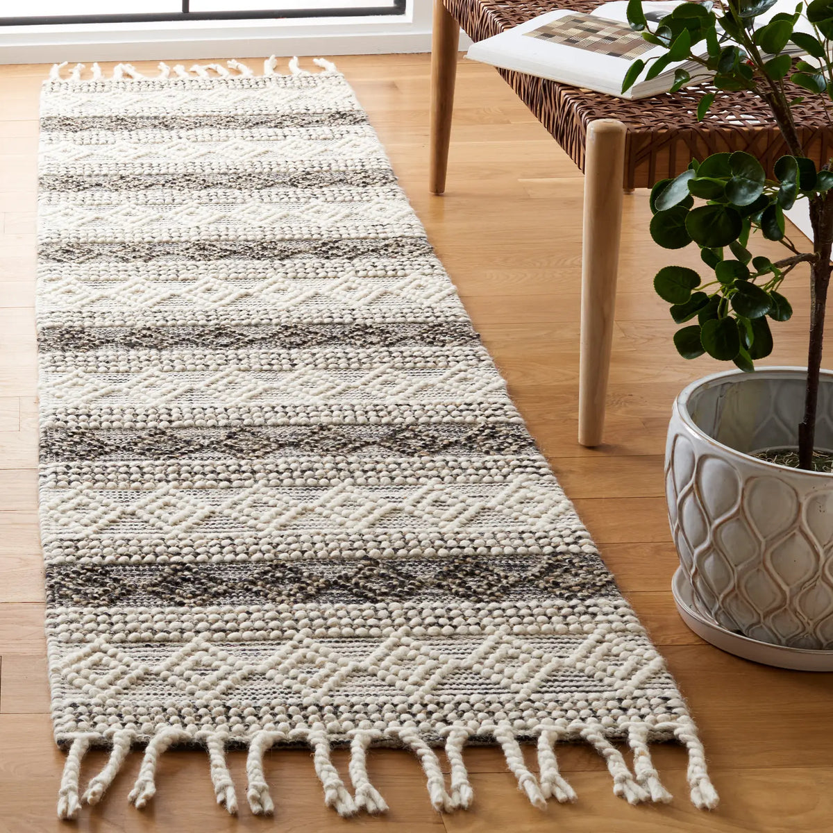 Safavieh Natura 2'-3" x 9'-0" Rug in Ivory / Black