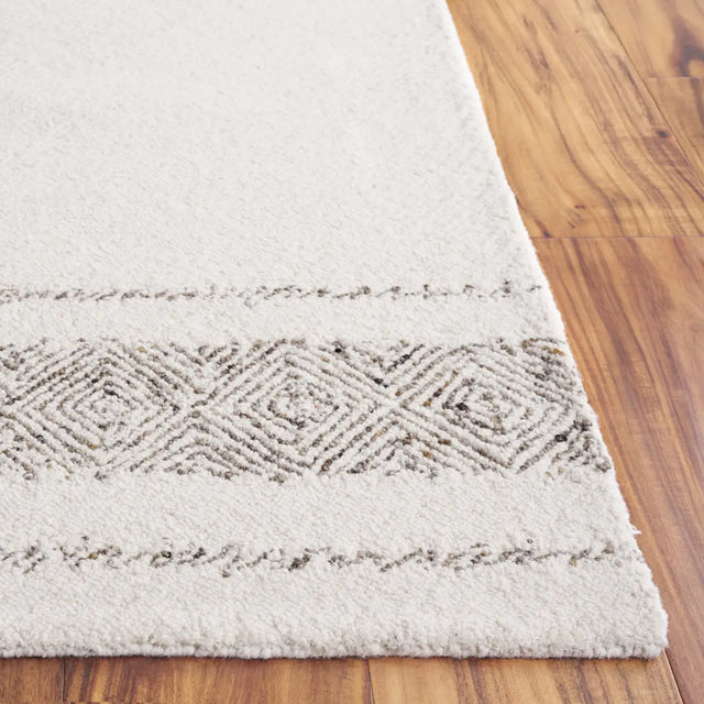 Safavieh Kenya 4'-0" x 6'-0" Rug in Ivory