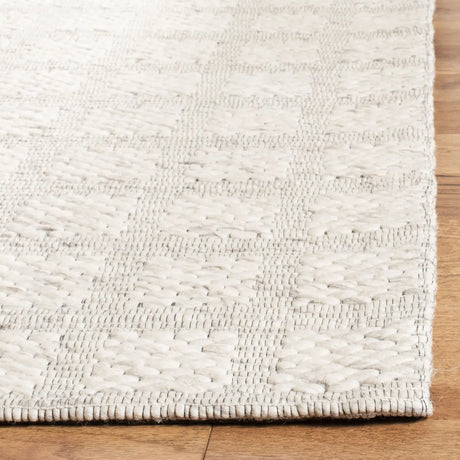 Safavieh Marbella 4'-0" x 6'-0" Rug in Beige