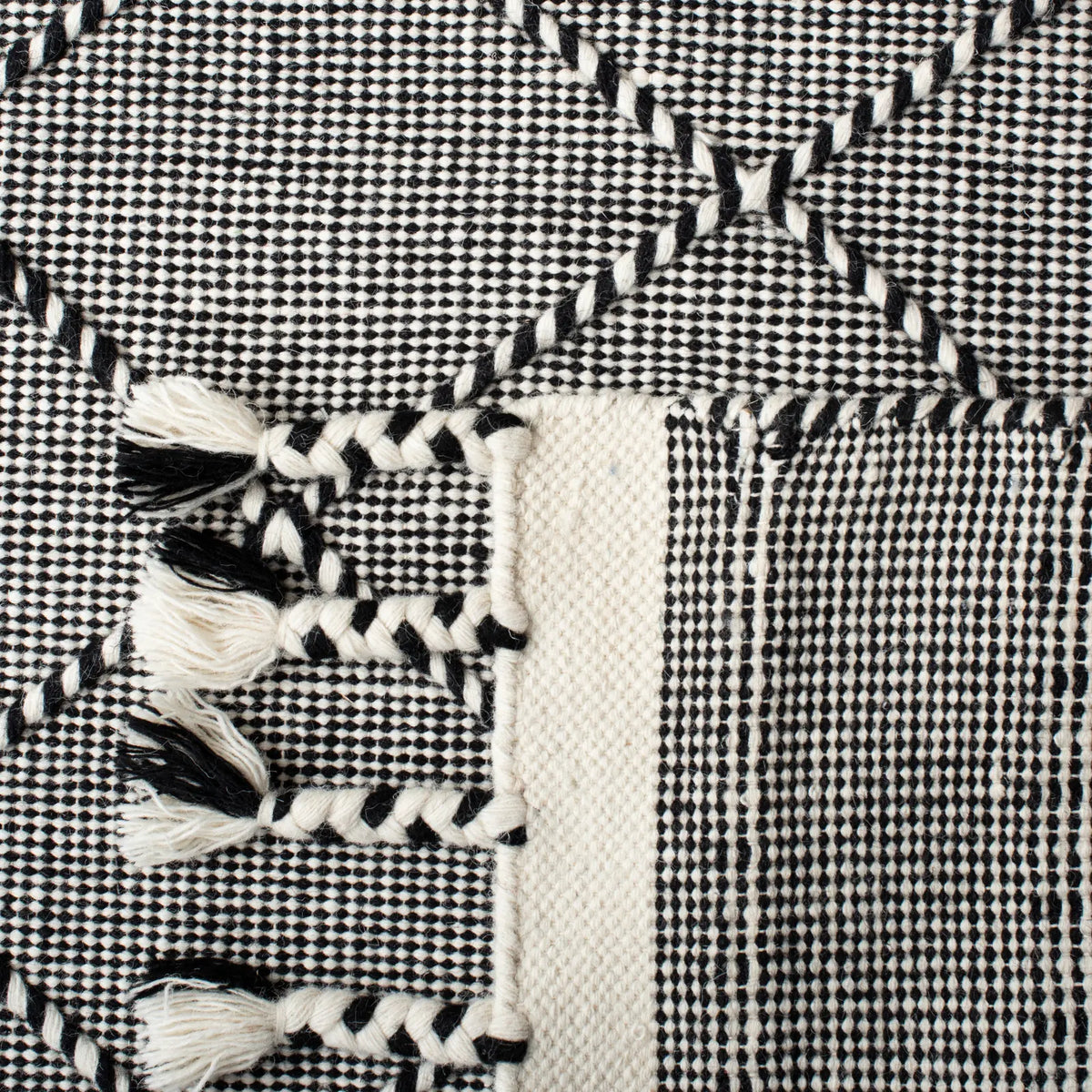 Safavieh Casablanca 4'-0" x 6'-0" Rug in Black / Ivory