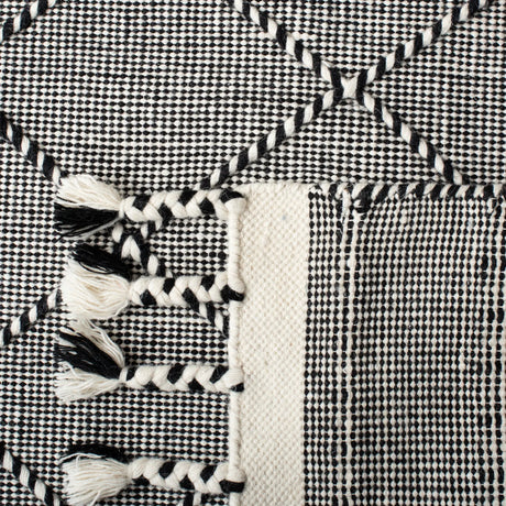 Safavieh Casablanca 4'-0" x 6'-0" Rug in Black / Ivory