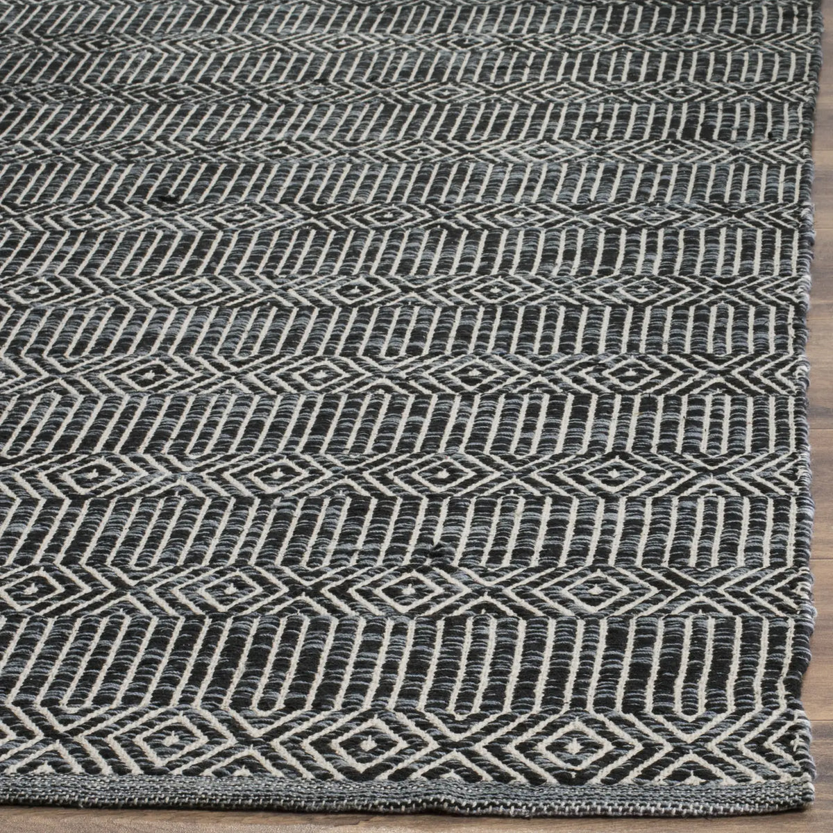 Safavieh Montauk 5'-0" x 7'-0" Rug in Ivory / Dark Grey