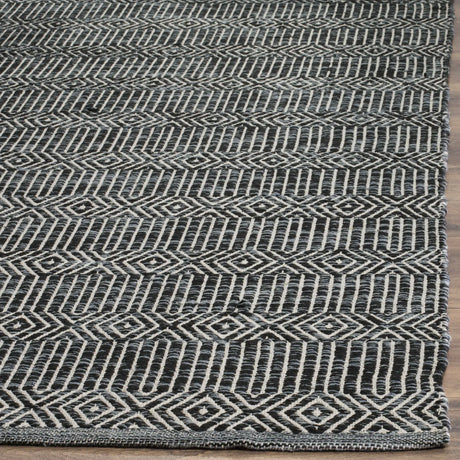 Safavieh Montauk 5'-0" x 7'-0" Rug in Ivory / Dark Grey