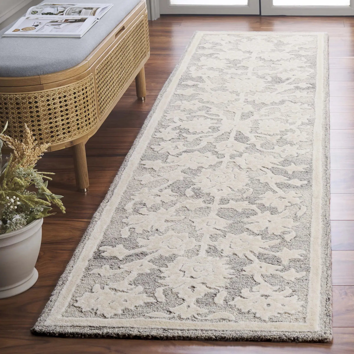 Safavieh Ebony 2'-3" x 9'-0" Rug in Silver / Ivory
