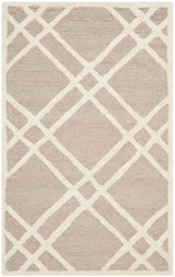 Safavieh Cambridge 2'-0" x 3'-0" Rug in Beige / Ivory