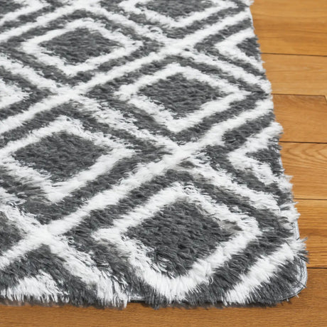 Safavieh Rainbow Shag 4'-0" x 6'-0" Rug in Charcoal / White