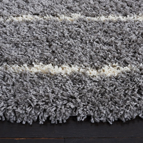 Safavieh Venus Shag 600 6'-7" x 6'-7" Rug in Grey / Ivory