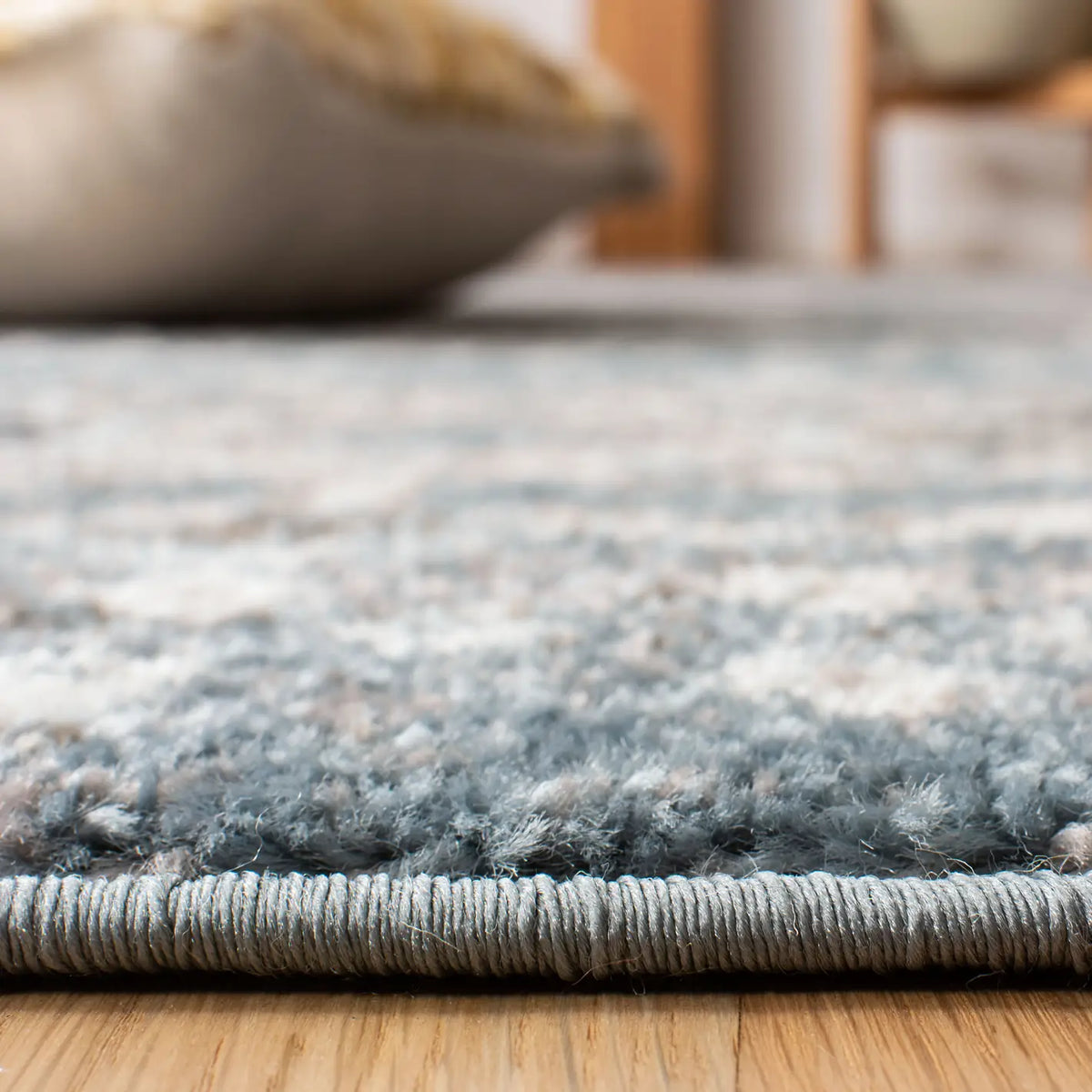 Safavieh Amsterdam 4'-0" x 6'-0" Rug in Blue / Ivory