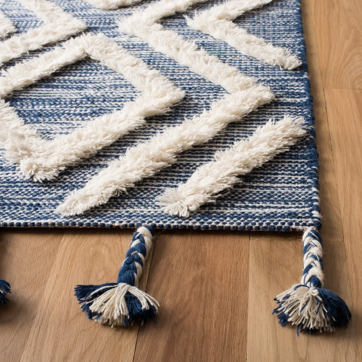 Safavieh Kenya 4'-0" x 6'-0" Rug in Navy / Ivory