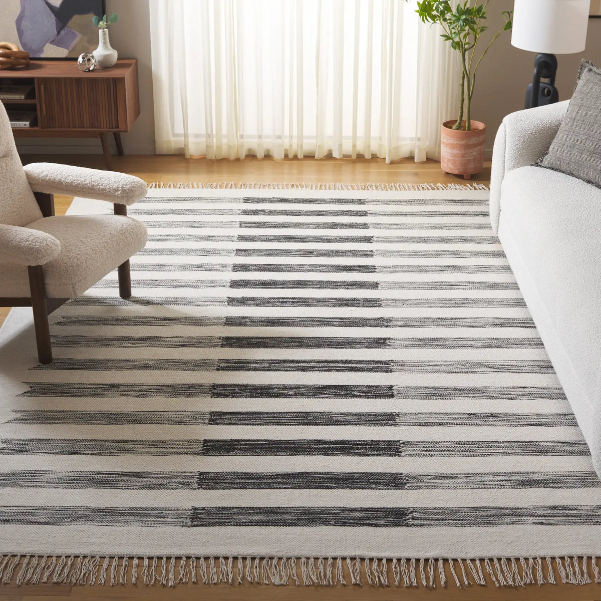 Safavieh Kilim 8'-0" x 10'-0" Rug in Ivory / Black