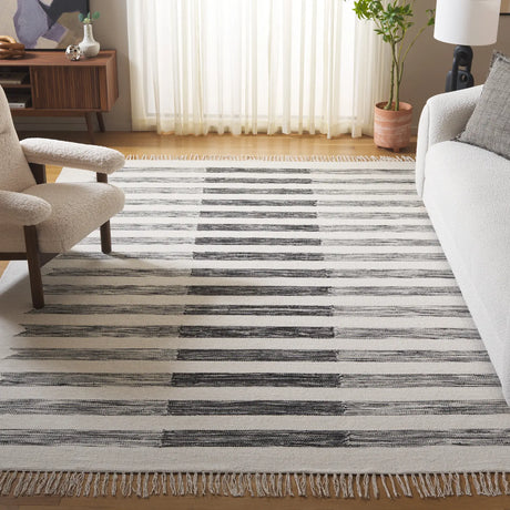 Safavieh Kilim 8'-0" x 10'-0" Rug in Ivory / Black