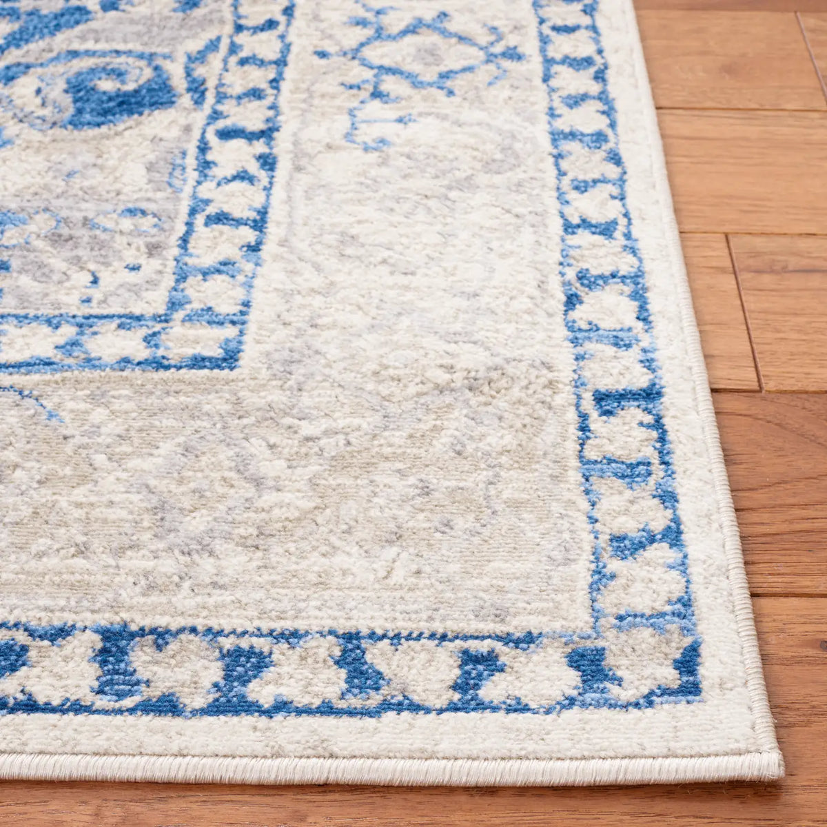 Safavieh Brentwood 4'-0" x 6'-0" Rug in Ivory / Blue