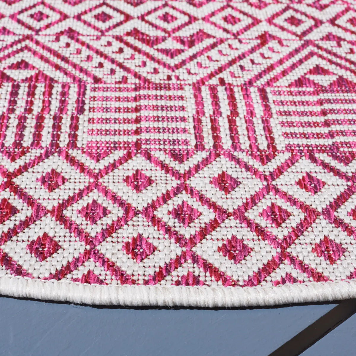 Safavieh Courtyard 6'-7" x 6'-7" Rug in Ivory / Red