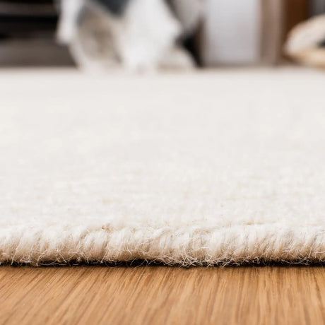 Safavieh Himalaya 4'-0" x 6'-0" Rug in Beige