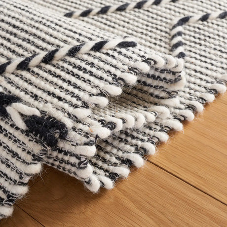 Safavieh Vermont 4'-0" x 6'-0" Rug in Ivory / Black
