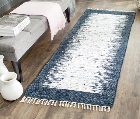 Safavieh Montauk 2'-3" x 6'-0" Rug in Ivory / Navy