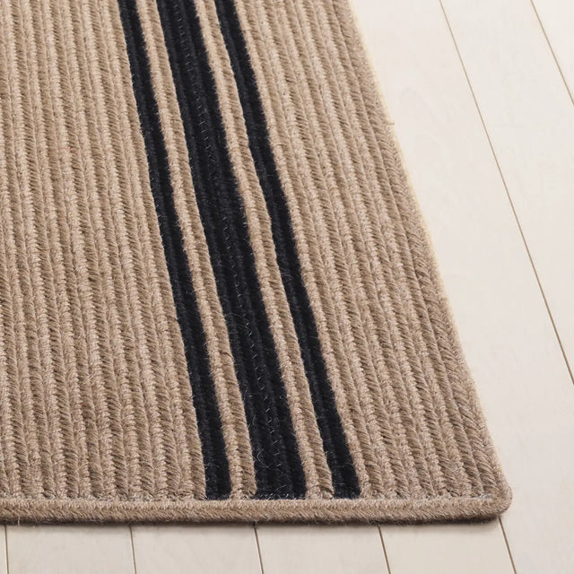 Safavieh Braided 800 4'-0" x 6'-0" Rug in Natural / Black