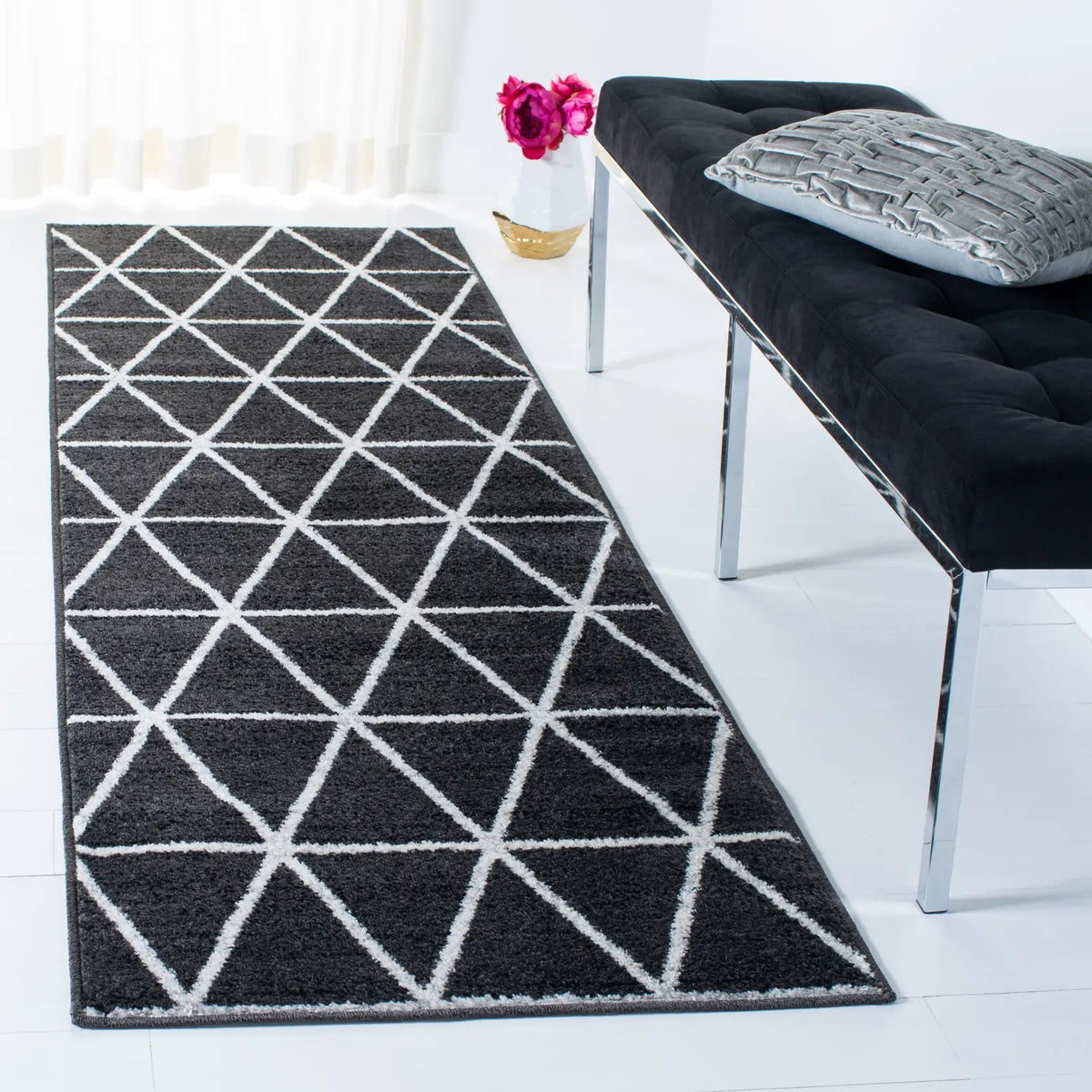 Safavieh Adirondack 2'-6" x 8'-0" Rug in Black / Ivory