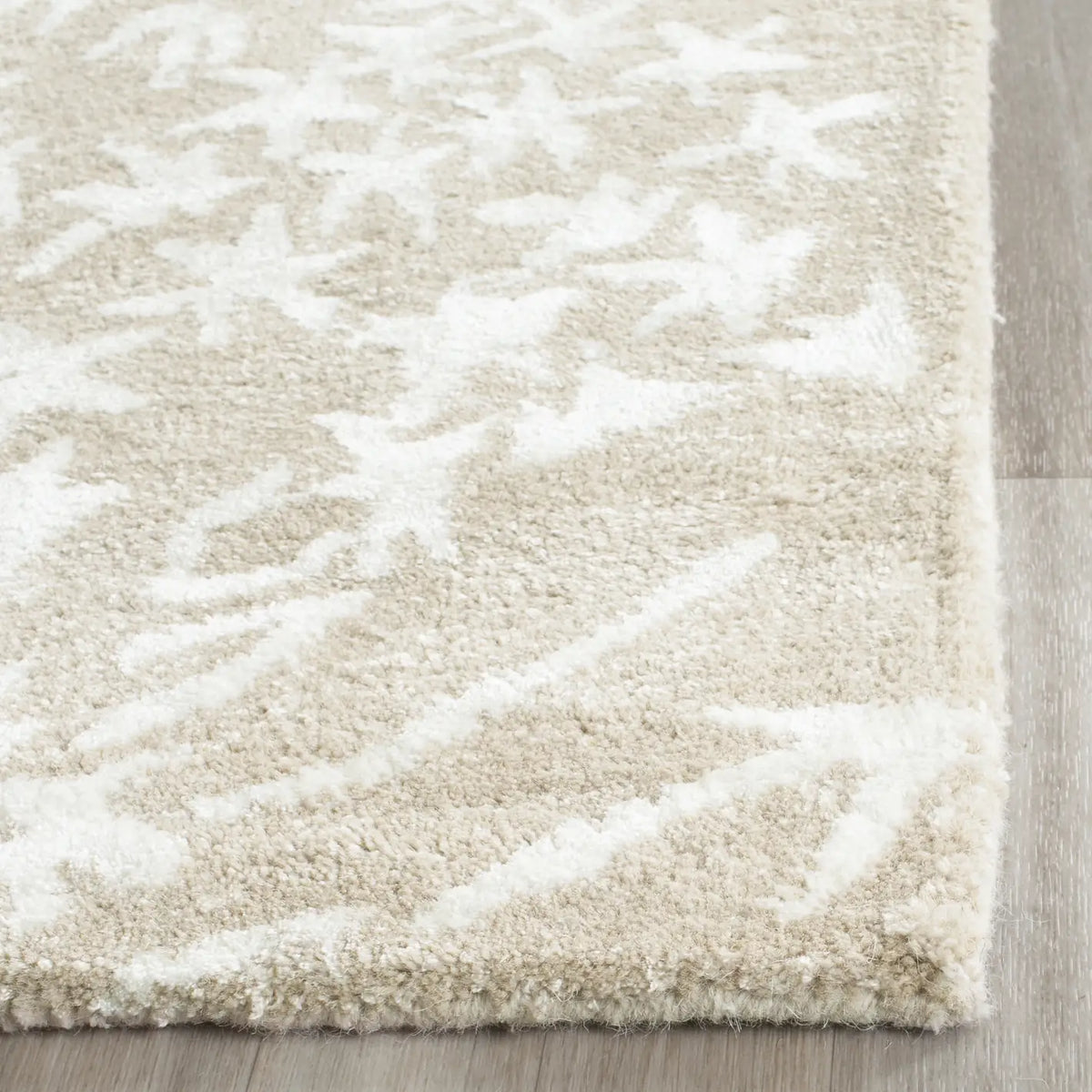 Safavieh Bella 2'-3" x 7'-0" Rug in Sand / Ivory