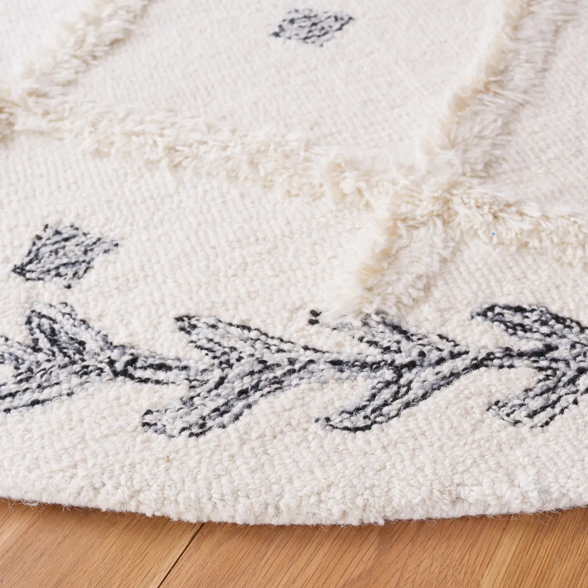 Safavieh Casablanca 6'-0" x 6'-0" Rug in Ivory / Black