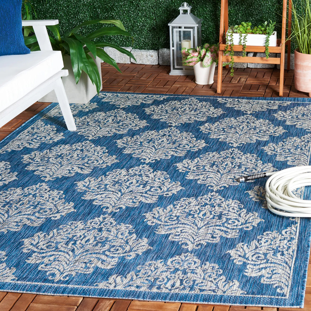 Safavieh Courtyard 5'-3" x 7'-7" Rug in Navy / Grey