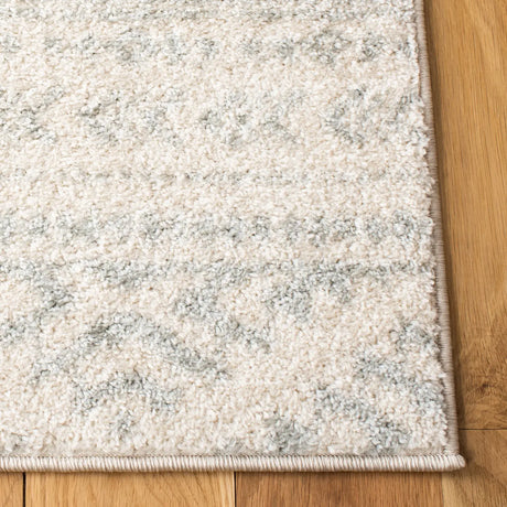 Safavieh Tulum 4'-0" x 6'-0" Rug in Ivory / Light Grey