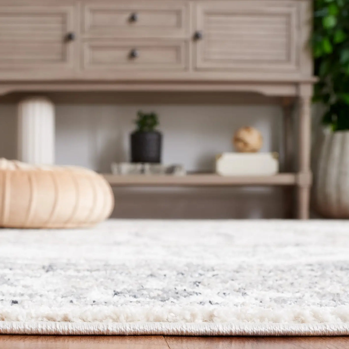 Safavieh Layla 4'-5" x 6'-5" Rug in Ivory Grey / Charcoal