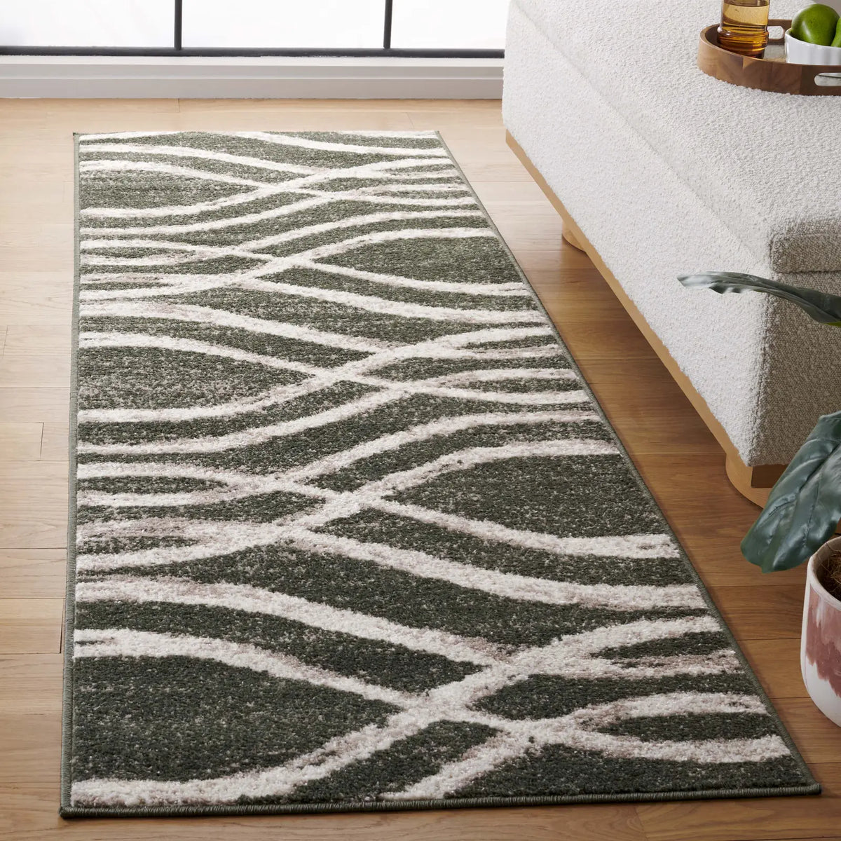 Safavieh Adirondack 2'-6" x 10'-0" Rug in Dark Green / Ivory