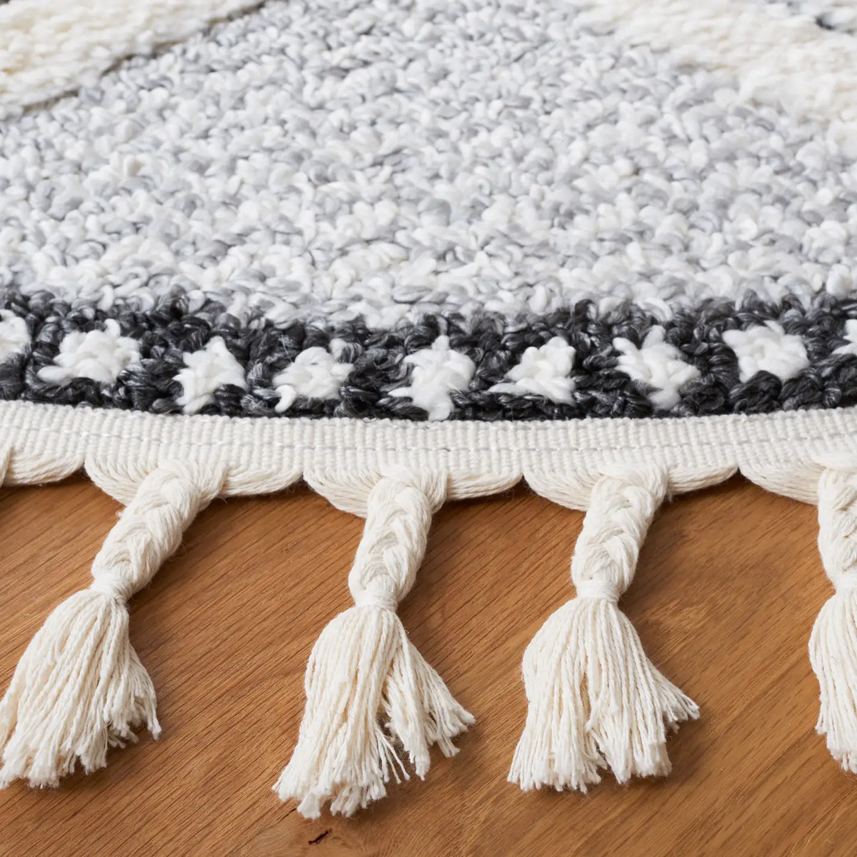 Safavieh Moroccan Tassel Shag 6'-7" x 6'-7" Rug in Ivory / Grey