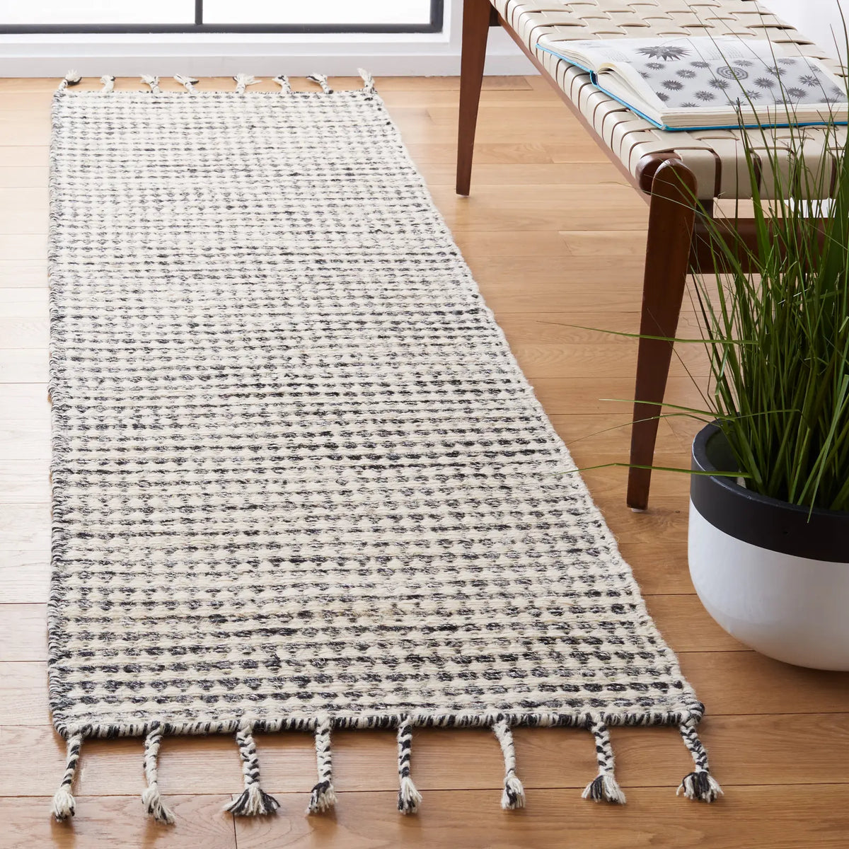 Safavieh Casablanca 2'-3" x 8'-0" Rug in Black / Ivory