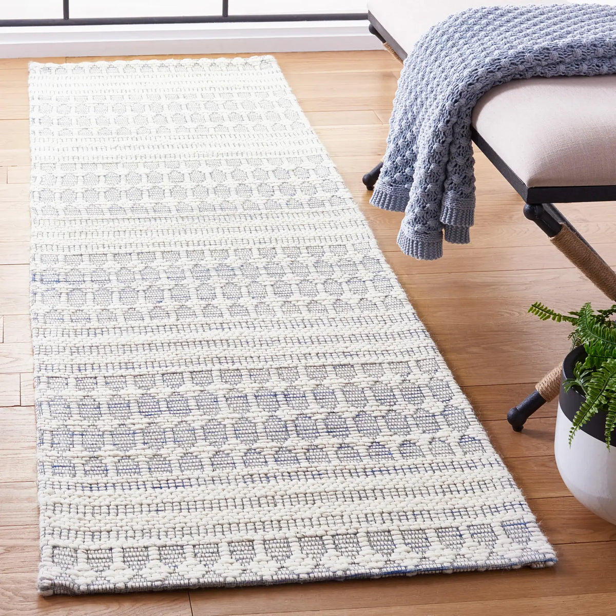Safavieh Marbella 2'-3" x 9'-0" Rug in Navy / Ivory