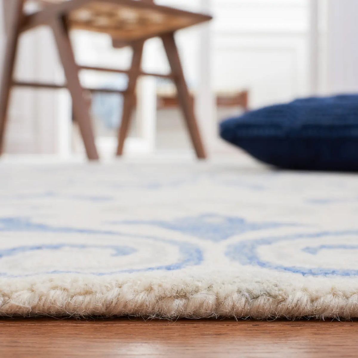 Safavieh Jardin 4'-0" x 6'-0" Rug in Ivory / Blue