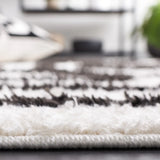 Safavieh Norway 4'-0" x 6'-0" Rug in Ivory / Black