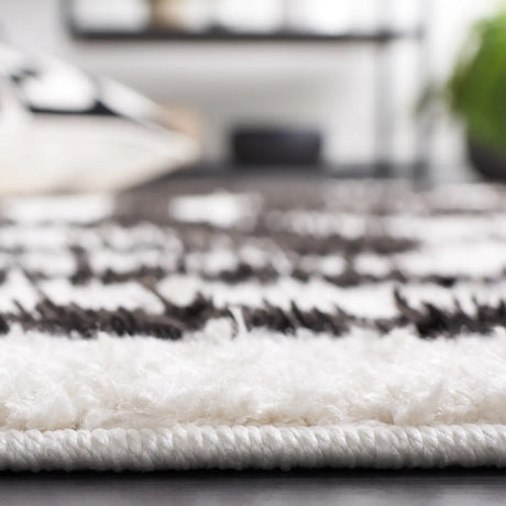 Safavieh Norway 4'-0" x 6'-0" Rug in Ivory / Black