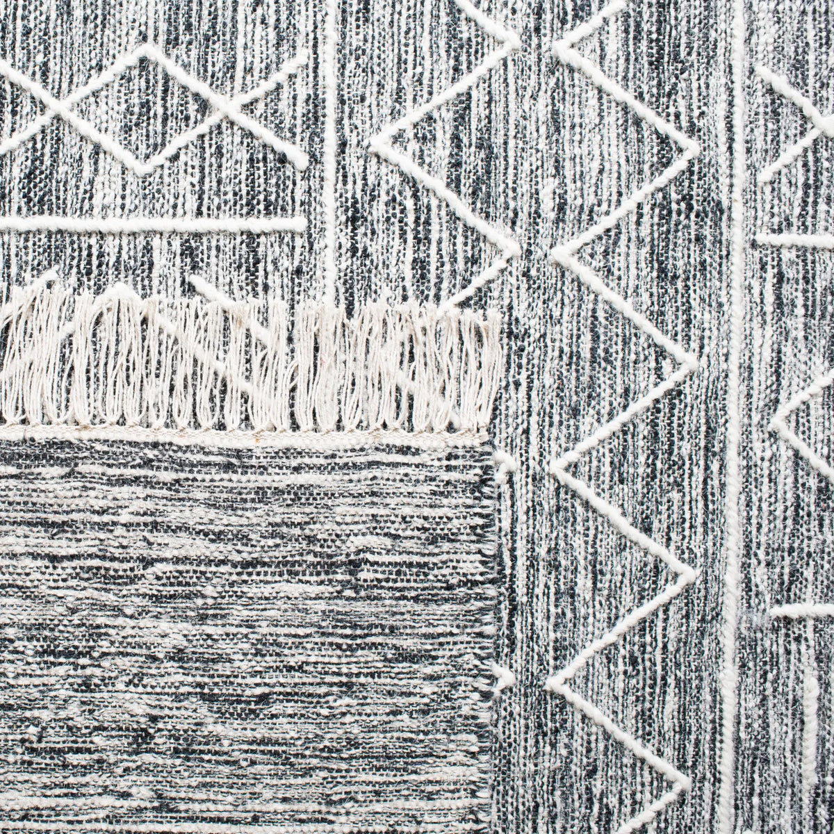 Safavieh Kilim 4'-0" x 6'-0" Rug in Black / Ivory