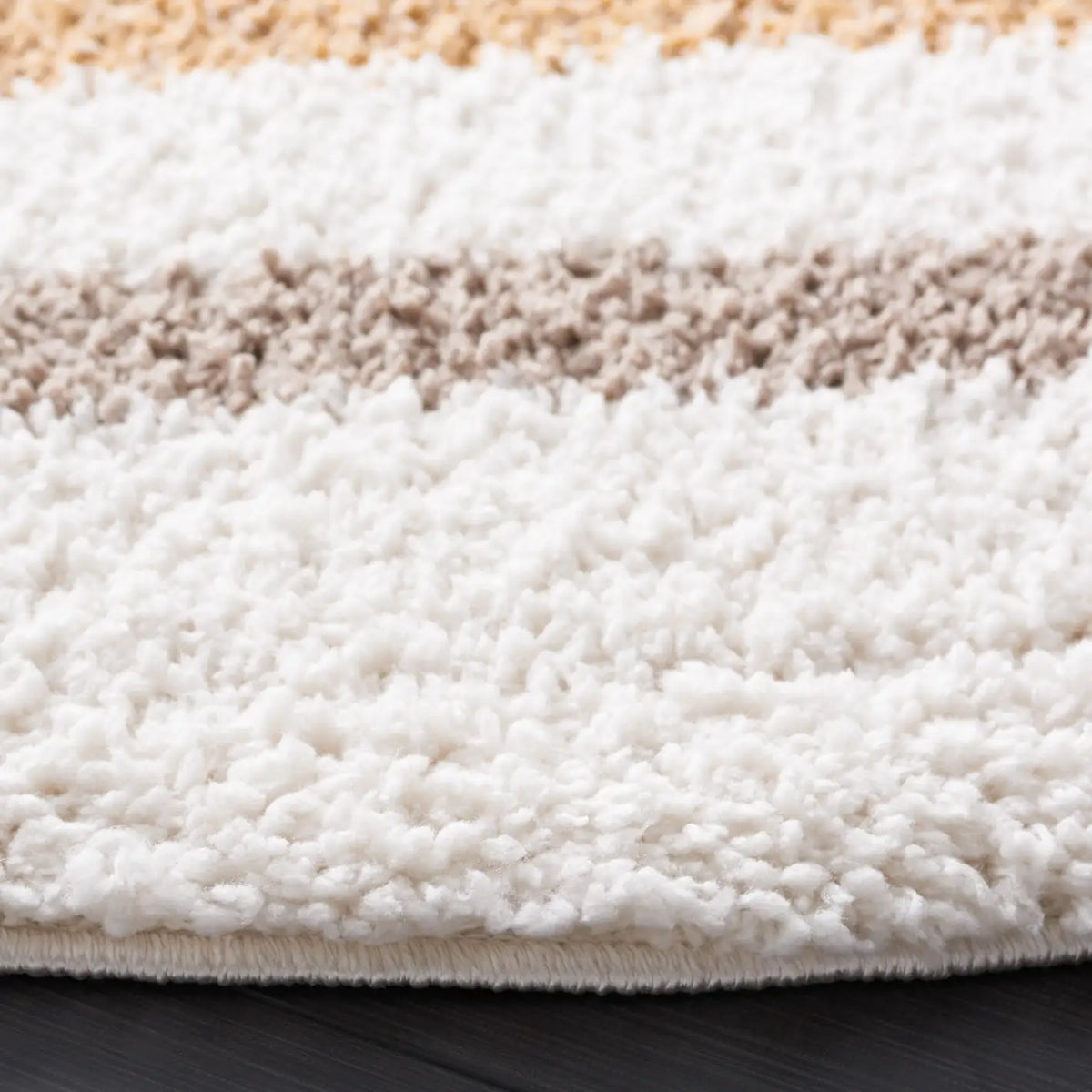 Safavieh Calico Shag 6'-7" x 6'-7" Rug in Ivory / Gold