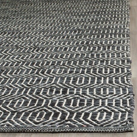 Safavieh Montauk 5'-0" x 7'-0" Rug in Ivory / Dark Grey