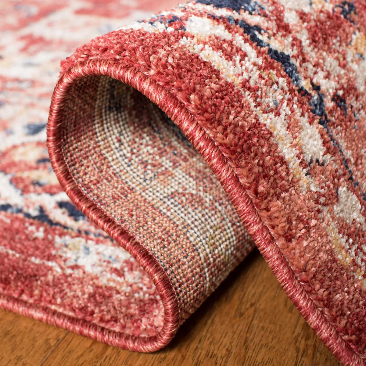 Safavieh Charleston 4'-0" x 6'-0" Rug in Red / Ivory