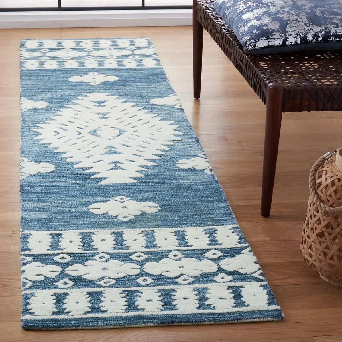 Safavieh Aspen 2'-3" x 7'-0" Rug in Navy / Ivory
