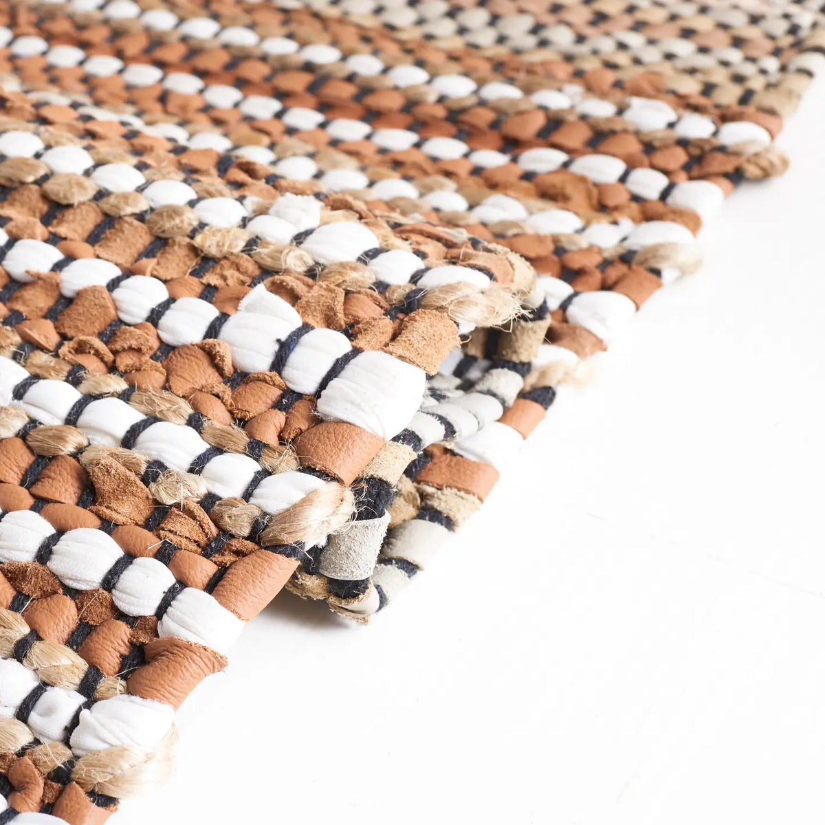Safavieh Vintage Leather 4'-0" x 6'-0" Rug in Beige / Natural