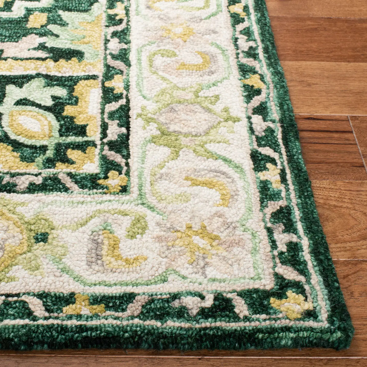 Safavieh Aspen 4'-0" x 6'-0" Rug in Green / Ivory