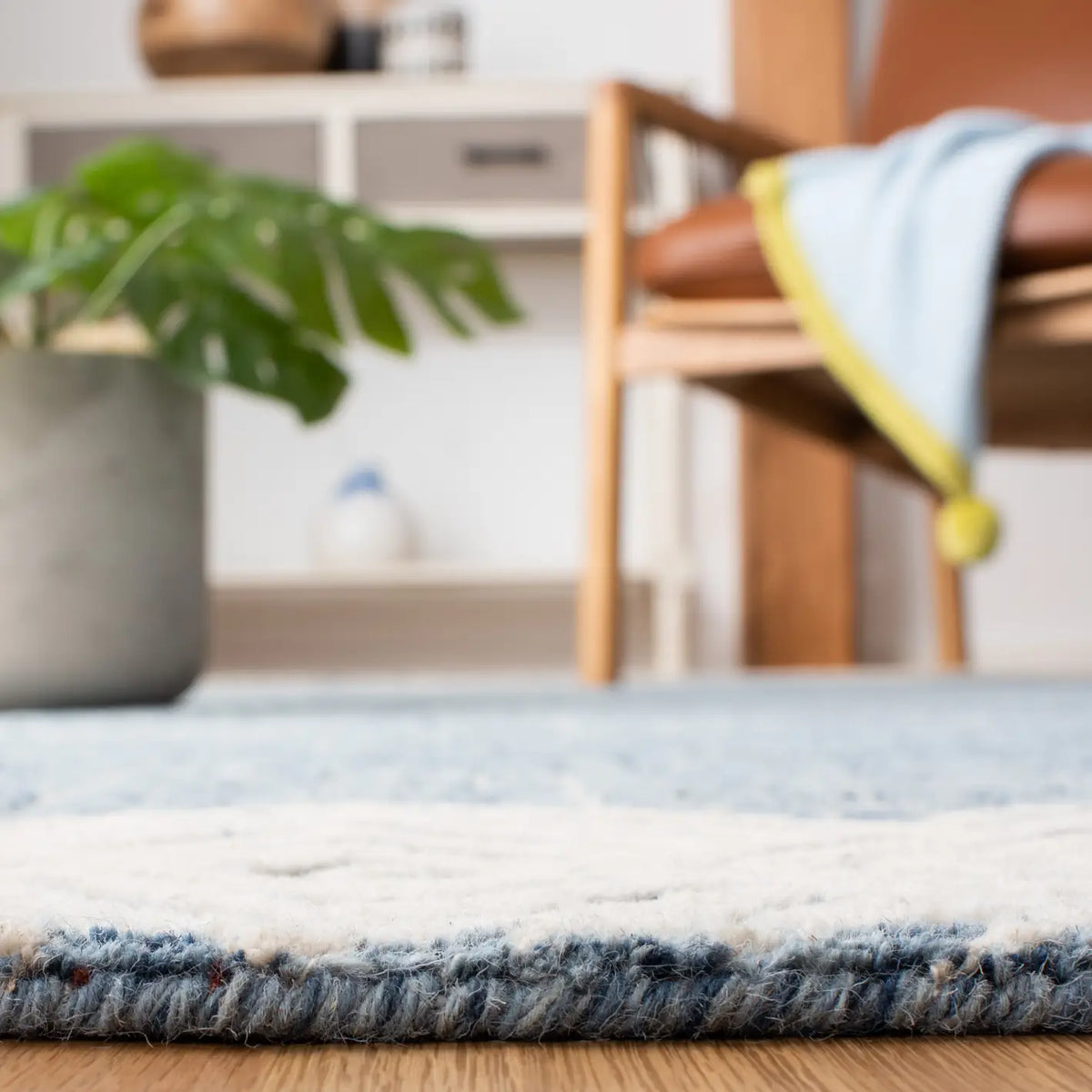 Safavieh Metro 5'-0" x 8'-0" Rug in Blue / Ivory