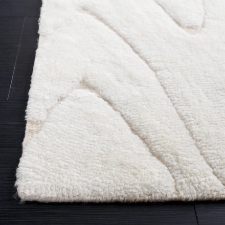 Safavieh Manhattan 4'-0" x 6'-0" Rug in Ivory / Beige