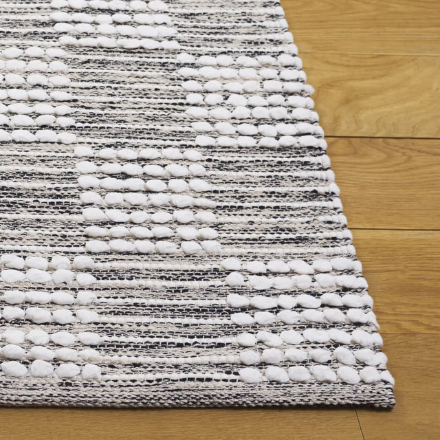 Safavieh Montauk 4'-0" x 6'-0" Rug in Black / Ivory