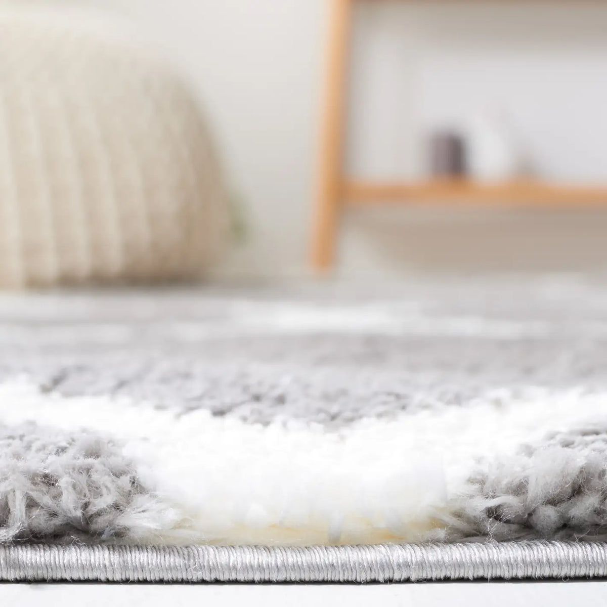 Safavieh Tahoe Shag 4'-0" x 6'-0" Rug in Grey / White