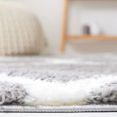 Safavieh Tahoe Shag 4'-0" x 6'-0" Rug in Grey / White