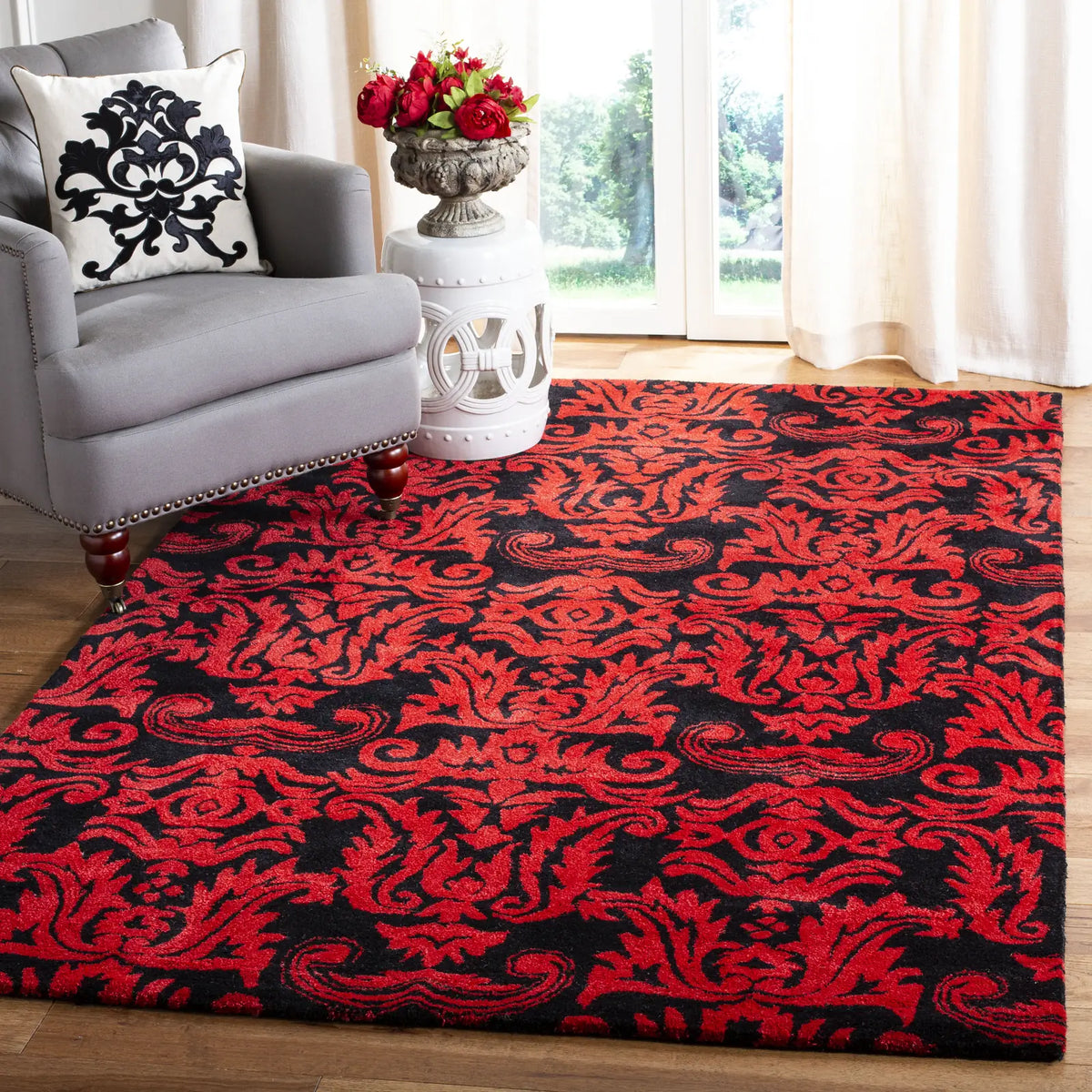 Safavieh Soho 3'-6" x 5'-6" Rug in Black / Red
