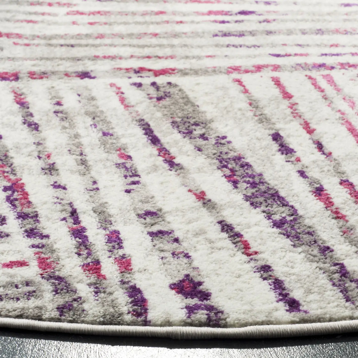 Safavieh Skyler 6'-7" x 6'-7" Rug in Grey / Pink
