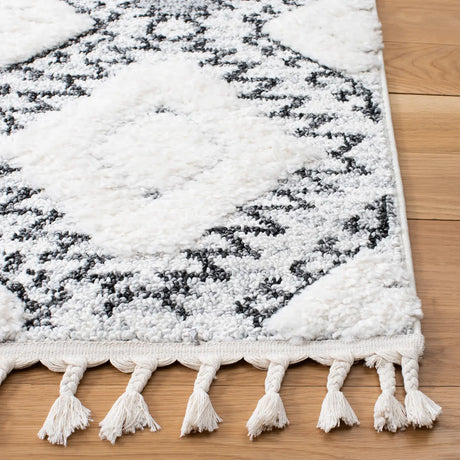 Safavieh Moroccan Tassel Shag 4'-0" x 6'-0" Rug in Ivory / Grey